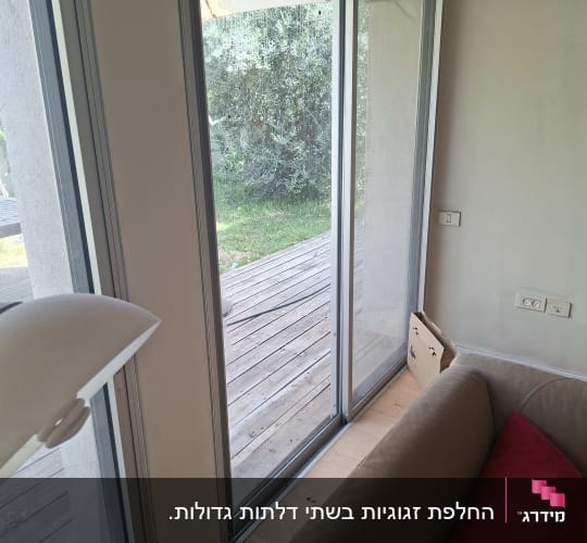 דלתות זכוכית עם נוף לגינה